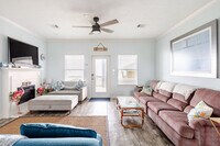 Building Photo - 998 Dolly St