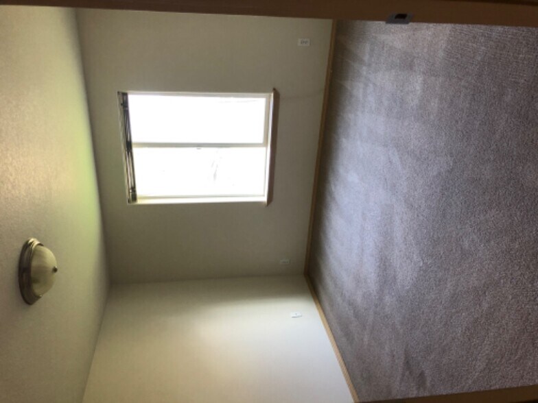 Building Photo - 260 40th Ct