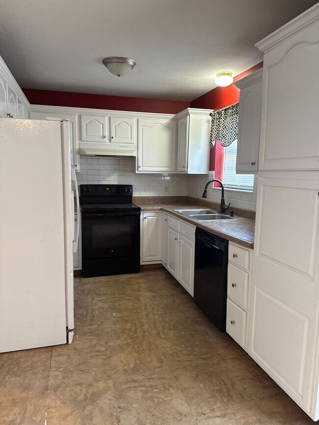 Building Photo - Beautiful 6 BR/4BA home with fenced in yar...