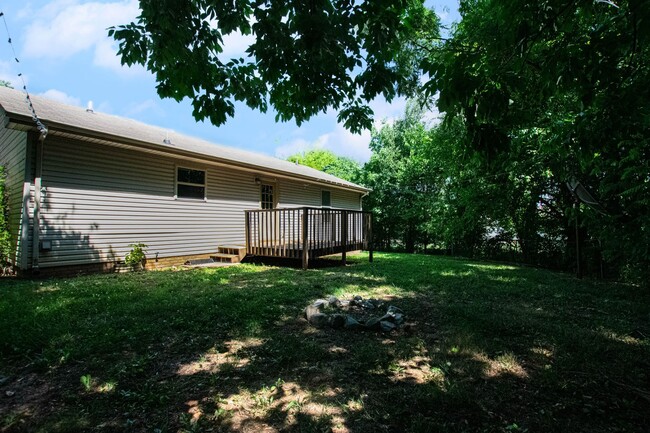 Building Photo - Three Bedroom on Tree Line Lot!