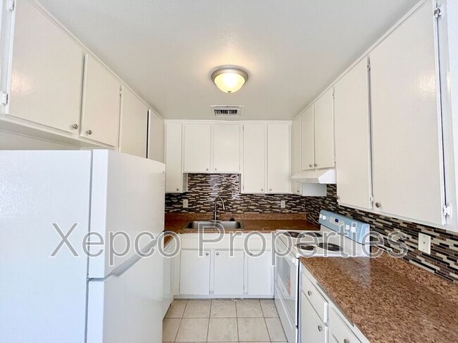 Building Photo - 555 E Cottonwood Rd