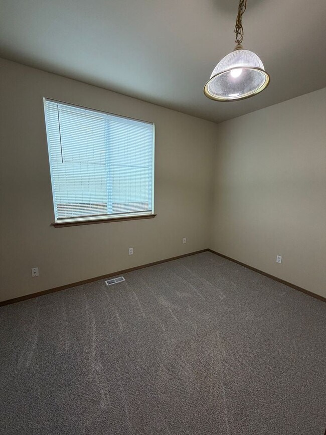 Building Photo - 843 Gina Ct SE