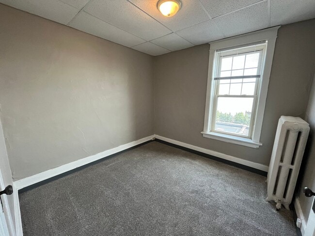 Building Photo - 110-114 N 6th Ave E