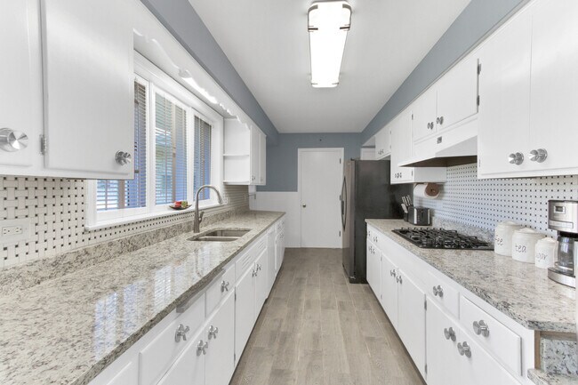 Building Photo - 6817 N Lamon Ave
