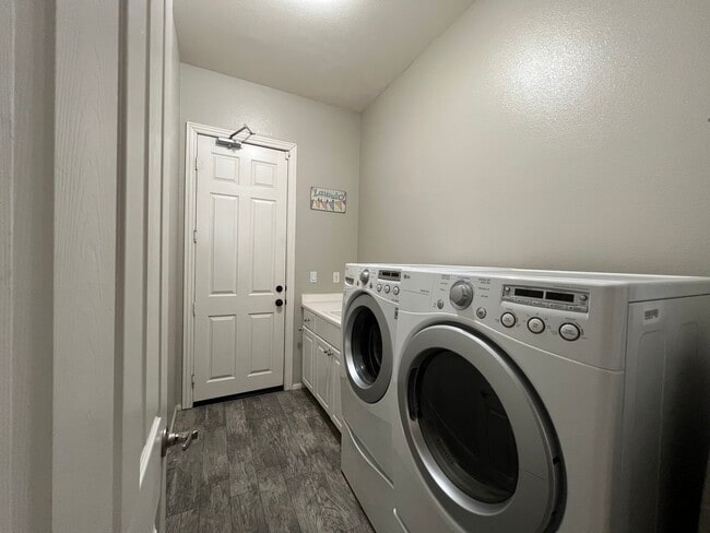 Building Photo - 115 Romanza Ln