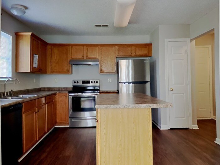 Building Photo - 7115 Lowen Rd