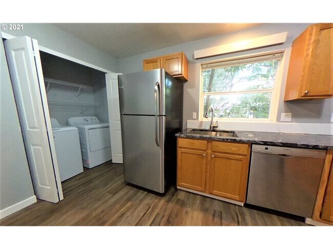 Unit3-Washer Dryer unit - 6867 N Fessenden St