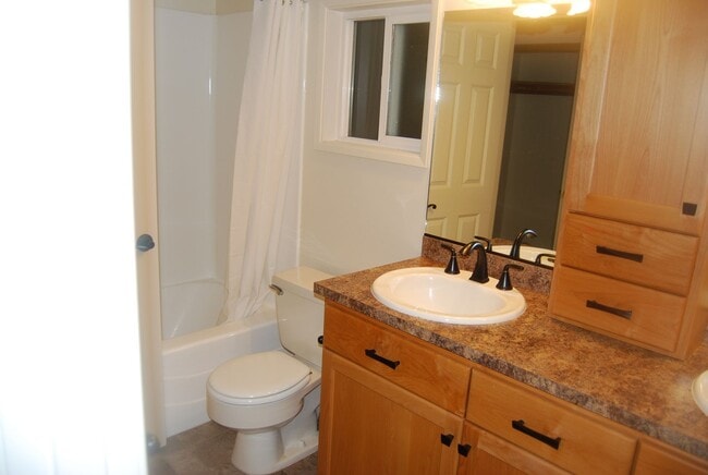 Building Photo - 3 Bedroom Home N side of Newberg