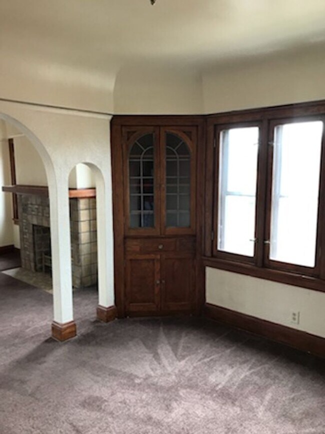 Building Photo - 4049 N Elmhurst Rd