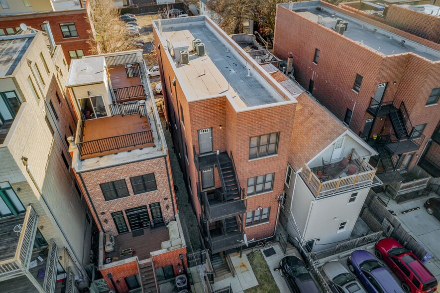 Building Photo - 2334 N Greenview Ave