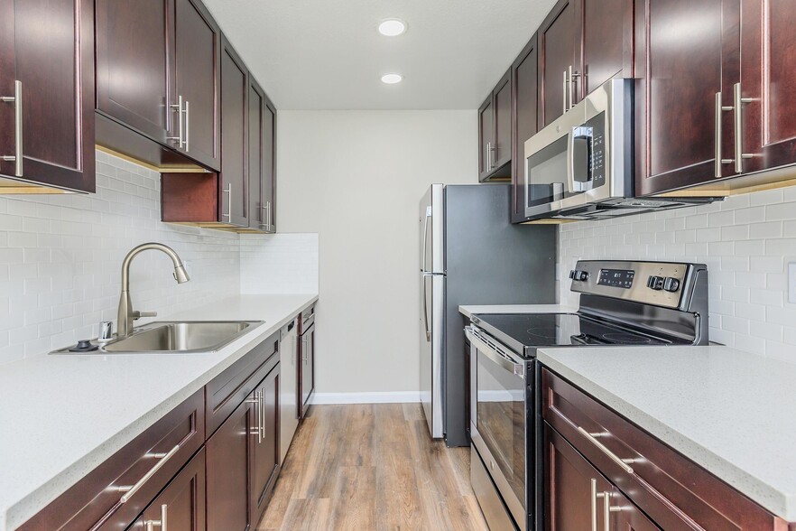 Primary Photo - Creekside Apartments
