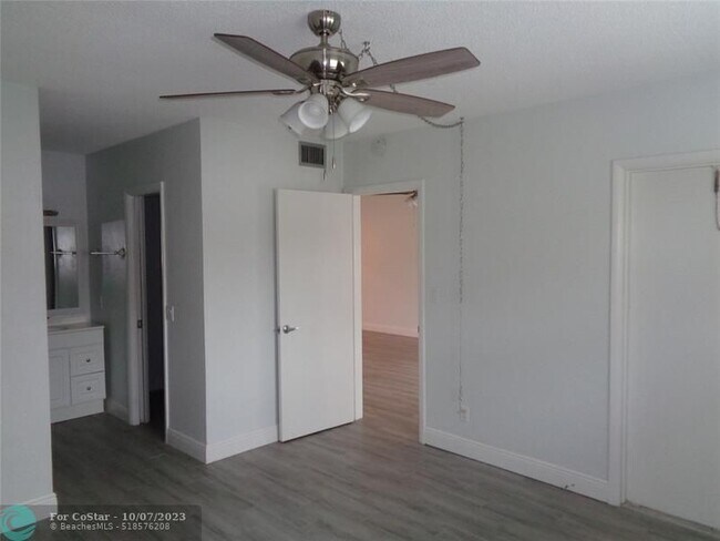 Building Photo - 4200 Crystal Lake Dr