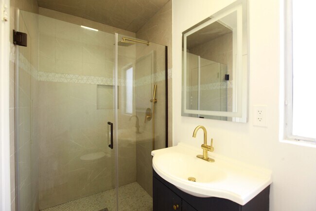 Building Photo - 1323 Ridgeley Dr