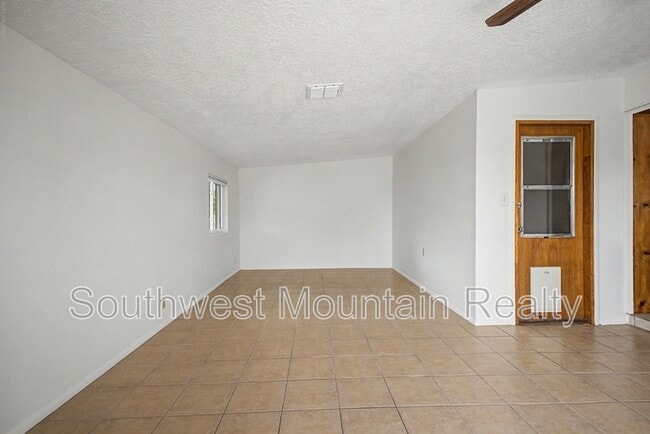 Building Photo - 560 S Grand Dr