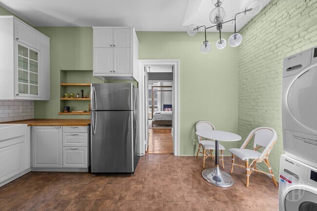 Building Photo - 24 E 11th St