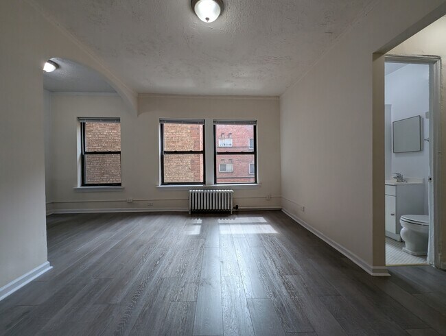 Building Photo - 5417 N Kenmore Ave