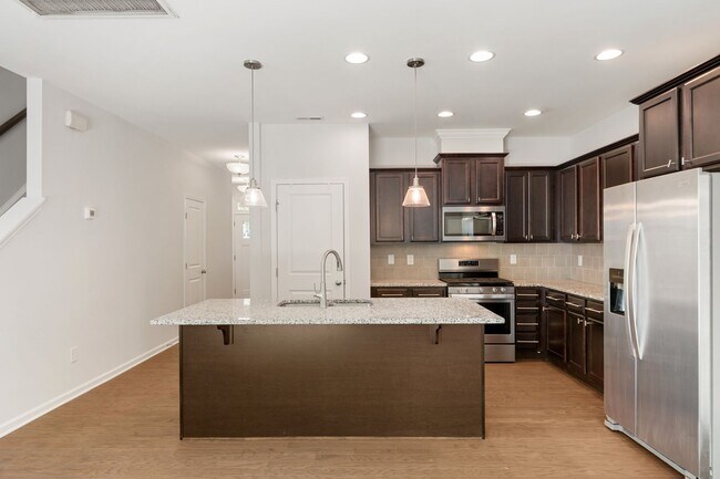 Building Photo - 3 Bed 2.5 Bath End Unit at Winsford At the Park!