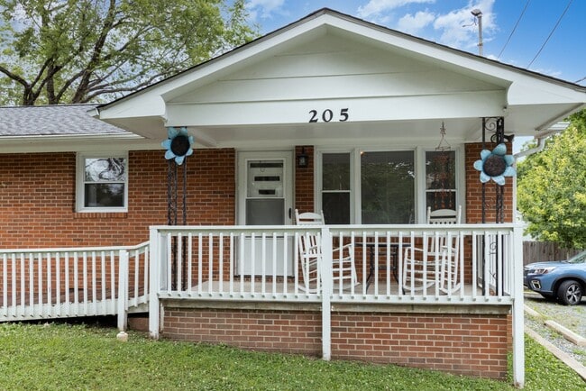 Building Photo - 205 Sunset Dr