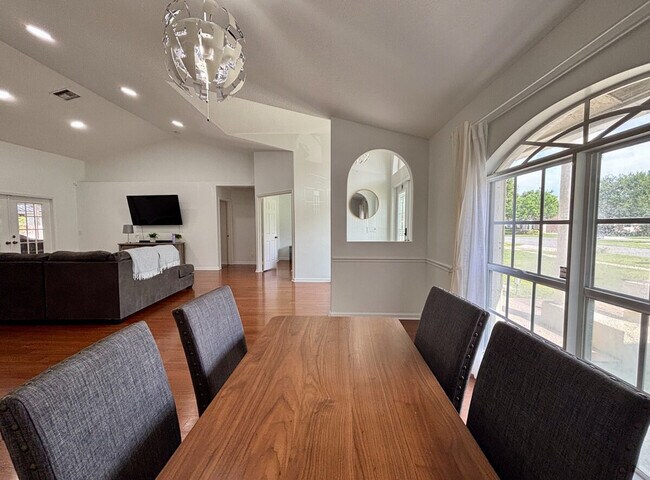 Building Photo - 13885 Sheffield St