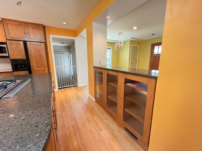 Building Photo - Amazing NE Portland 4Bd + 3Ba ~ House Sola...