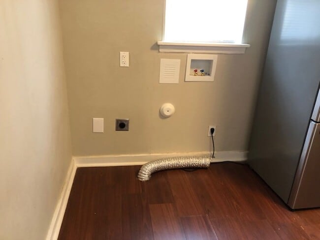Building Photo - 2 Bedroom 1 Bath Home - Recently updated a...