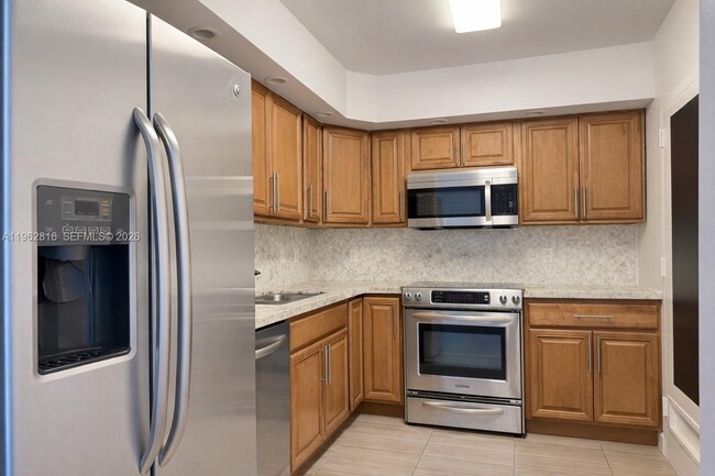 Building Photo - 400 Kings Point Dr