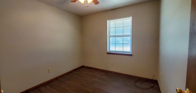 Building Photo - 3 Bedroom 1.5 Bath with Garage