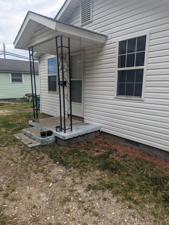 Primary Photo - 102 Short St