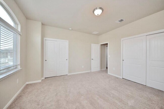 Building Photo - 2880 Donnell Dr