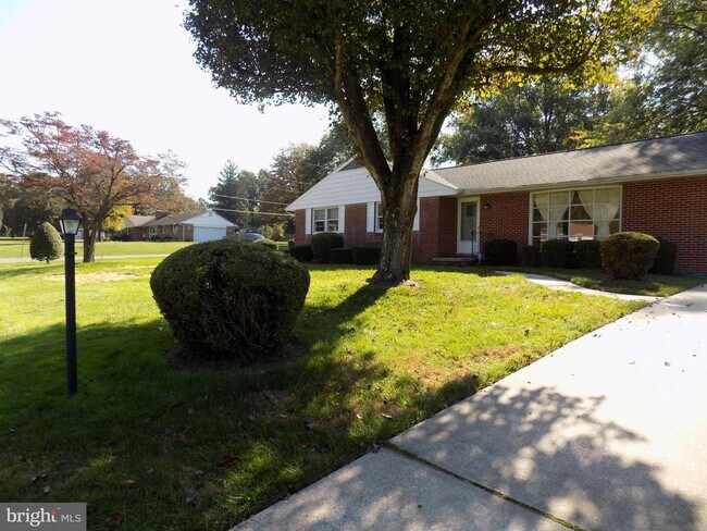 Building Photo - 1413 Cherokee Ln