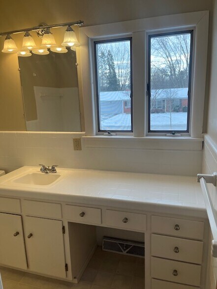 Building Photo - 1058 Carol Rd