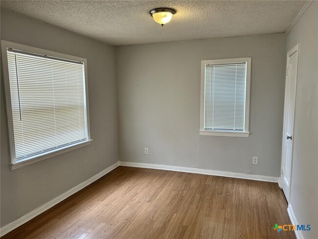 Building Photo - 807 Northside Dr