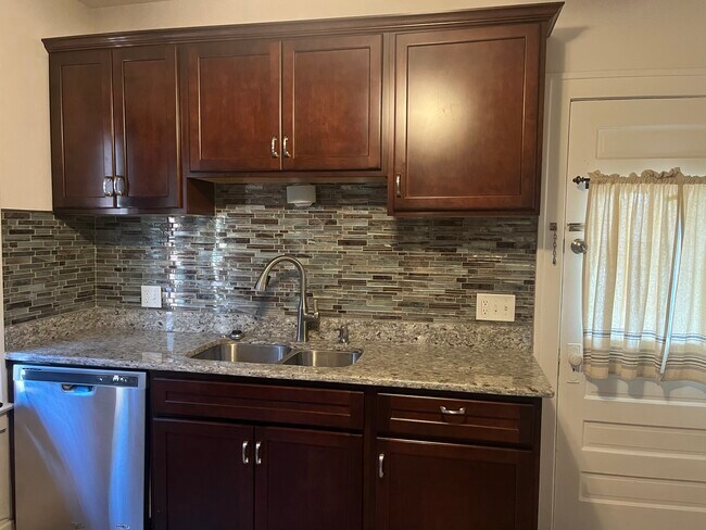 Granite kitchen counter - 1025 Maryland St
