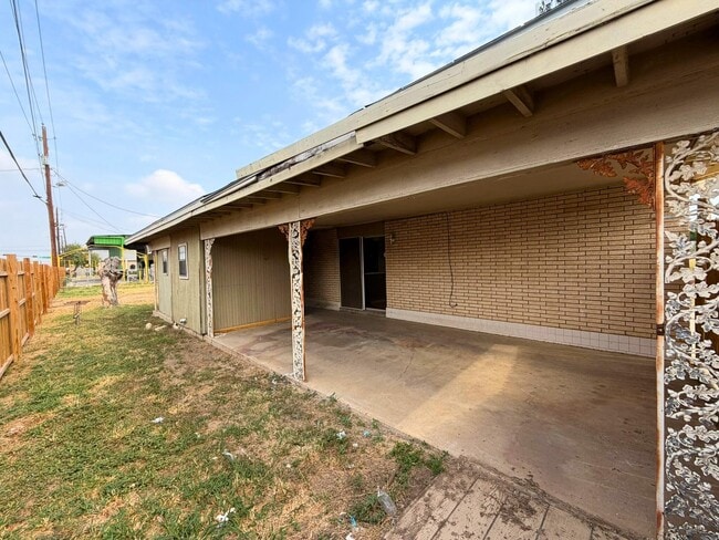 Building Photo - 1202 E San Carlos St