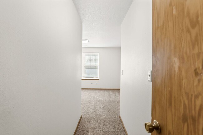 Building Photo - Updated SE Portland Townhome - Near Woodstock