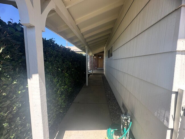 Building Photo - 9101 Rosewood Dr