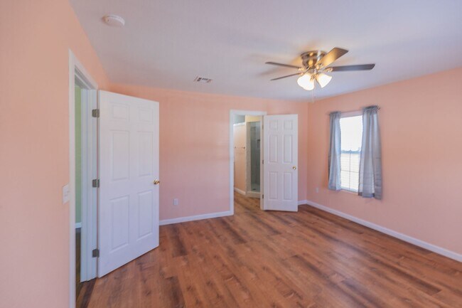 Building Photo - Cozy 3 Bed 2 Bath Home - Pets on Owner App...