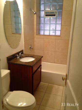 Building Photo - Large 2 Bed 1 Bath in Rogers Park with Cen...
