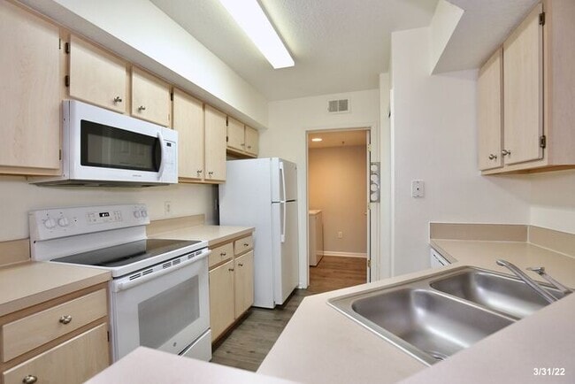 Building Photo - Beautiful 2/2 Condo Located in Crest at Wa...