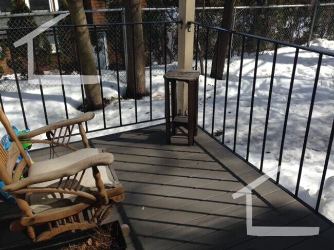 Building Photo - 9/1 Spacious Cleveland Circle area Studio w/balcony!