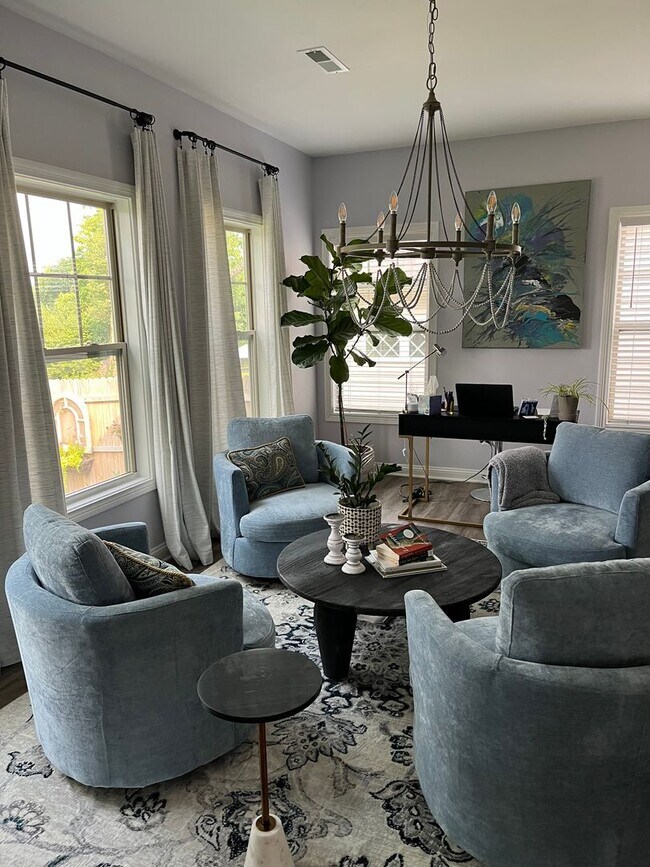 Building Photo - COMING SOON - LARGE 4 Bed 4 Bath in Lexington!