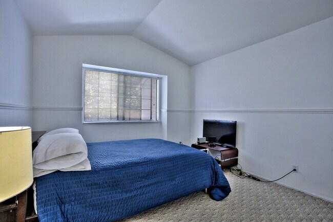 Building Photo - Lovely 2 Story Townhouse in Pinole, CA on cul de sac...