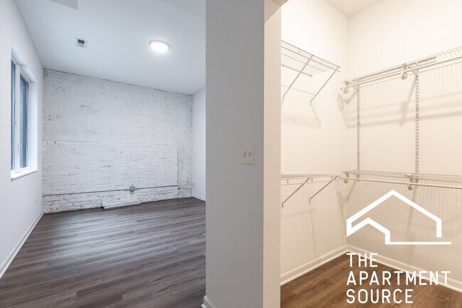 Building Photo - Spacious South Loop 2Bed/2Bath feat. Updated Kitchen & Large Patio!