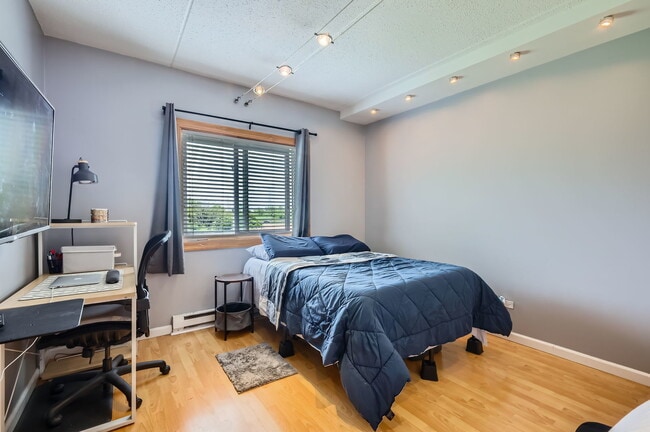 Building Photo - 953 N Rohlwing Rd