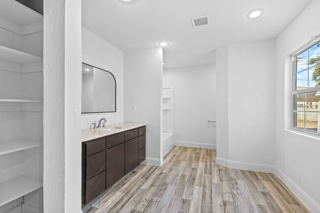 Building Photo - Beautiful & Unique Rental Home Spacious, C...