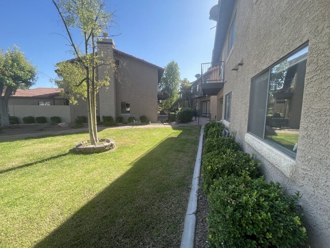 Building Photo - 3 Bed/ 2.5.Ba 2 story townhome , Gated Com...