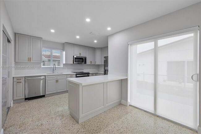 Building Photo - 3820 SW 92nd Ave