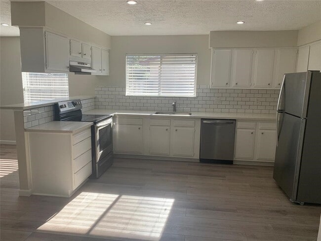 Building Photo - 214 Maple Leaf Dr