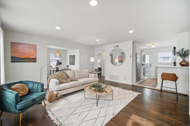 Building Photo - 1417 E 38th Pl