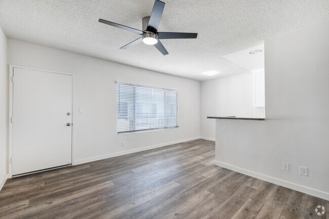 1BR, 1BA - 600SF - Living Room - 12915 Venice